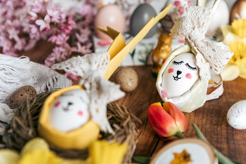 figurki królików zrobione z jajek 